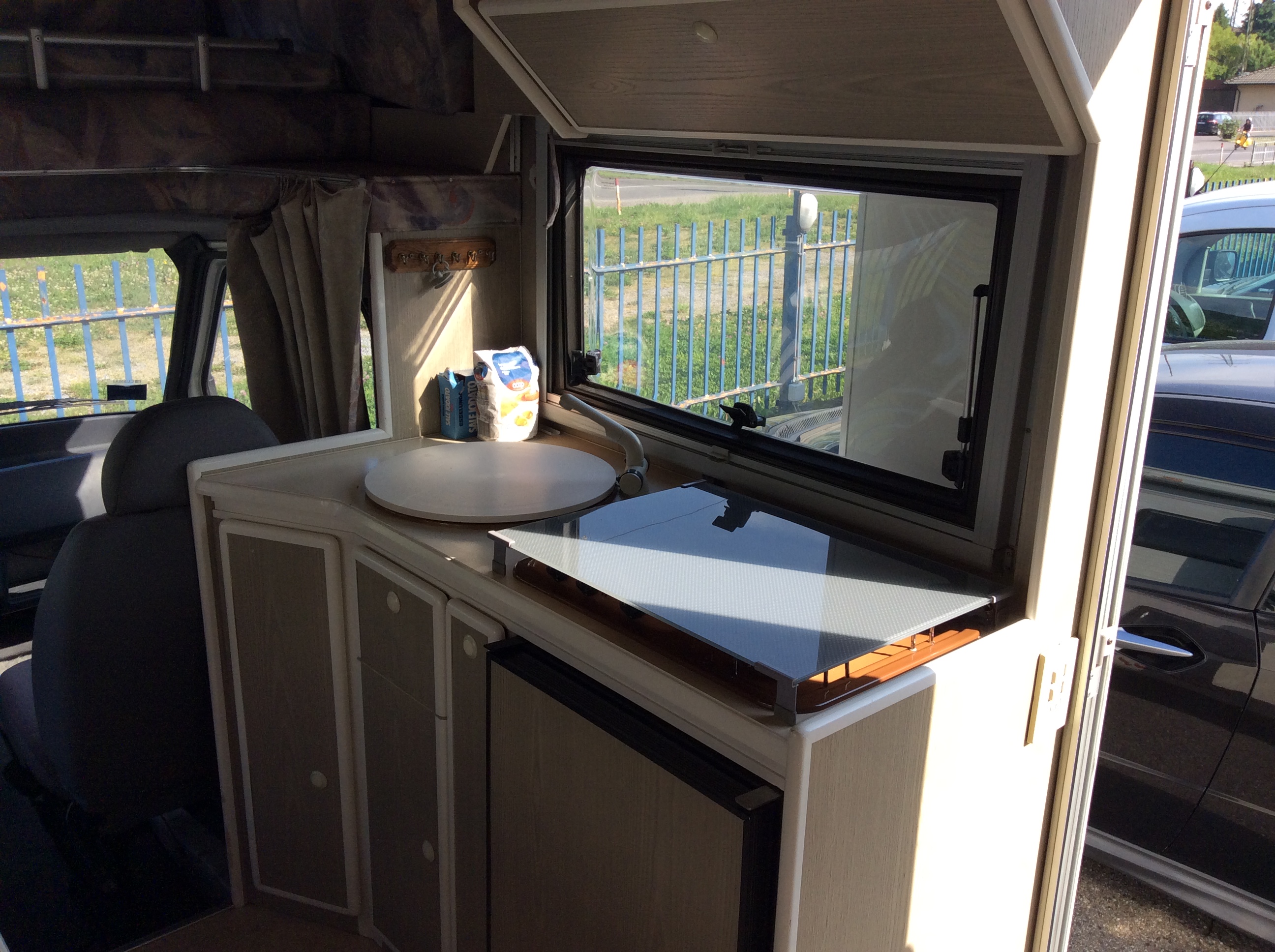 Hire campervan in north italy , rental motorhome in italy, travel ... Camper moquette